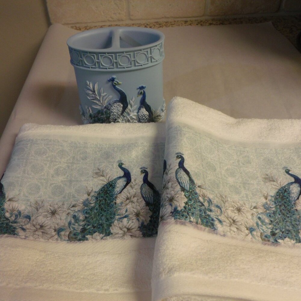 LAURAL HOME Hand Towels + Toothbrush Holder (NEW)